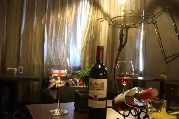 坪石第一家工业风清吧，在这里我可以泡一天。