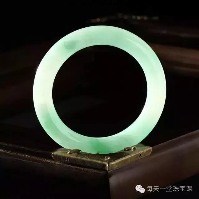 跟风买手串不如戴个手镯，既显气质又百搭！关键寓意好！