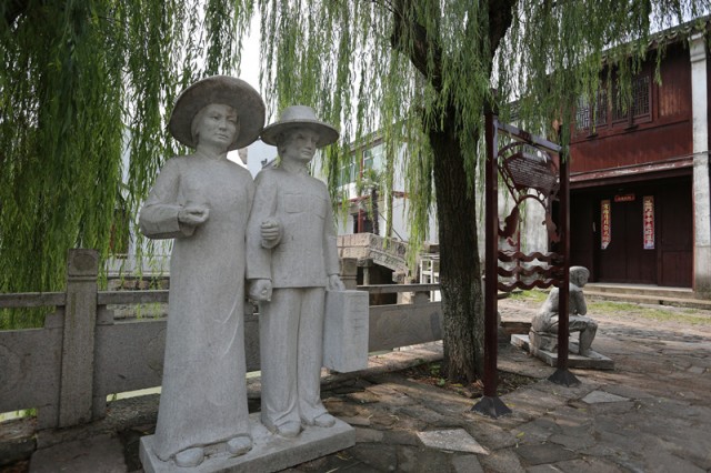 倚港结村落荻苇满溪生这里是荻港