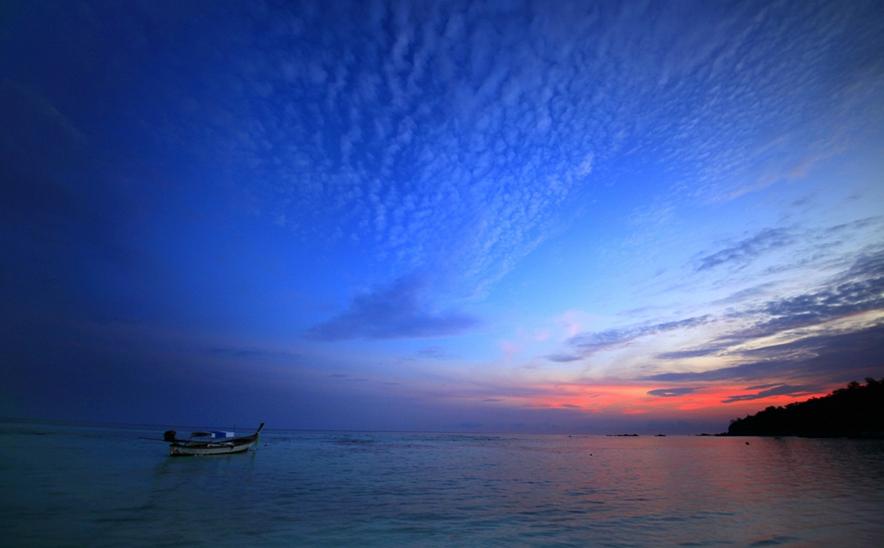 泰国南部丽贝岛翡翠海,泰国丽贝岛风景粉色珊瑚