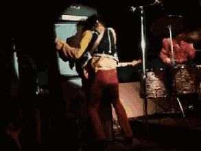 他是能唤醒吉他灵魂的传奇吉他手，46年前，他杀死了吉他和自己