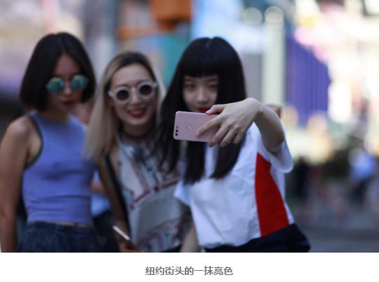 火热街拍来袭行走街头的随性时尚,街拍最时尚的人时刻走在潮流前线