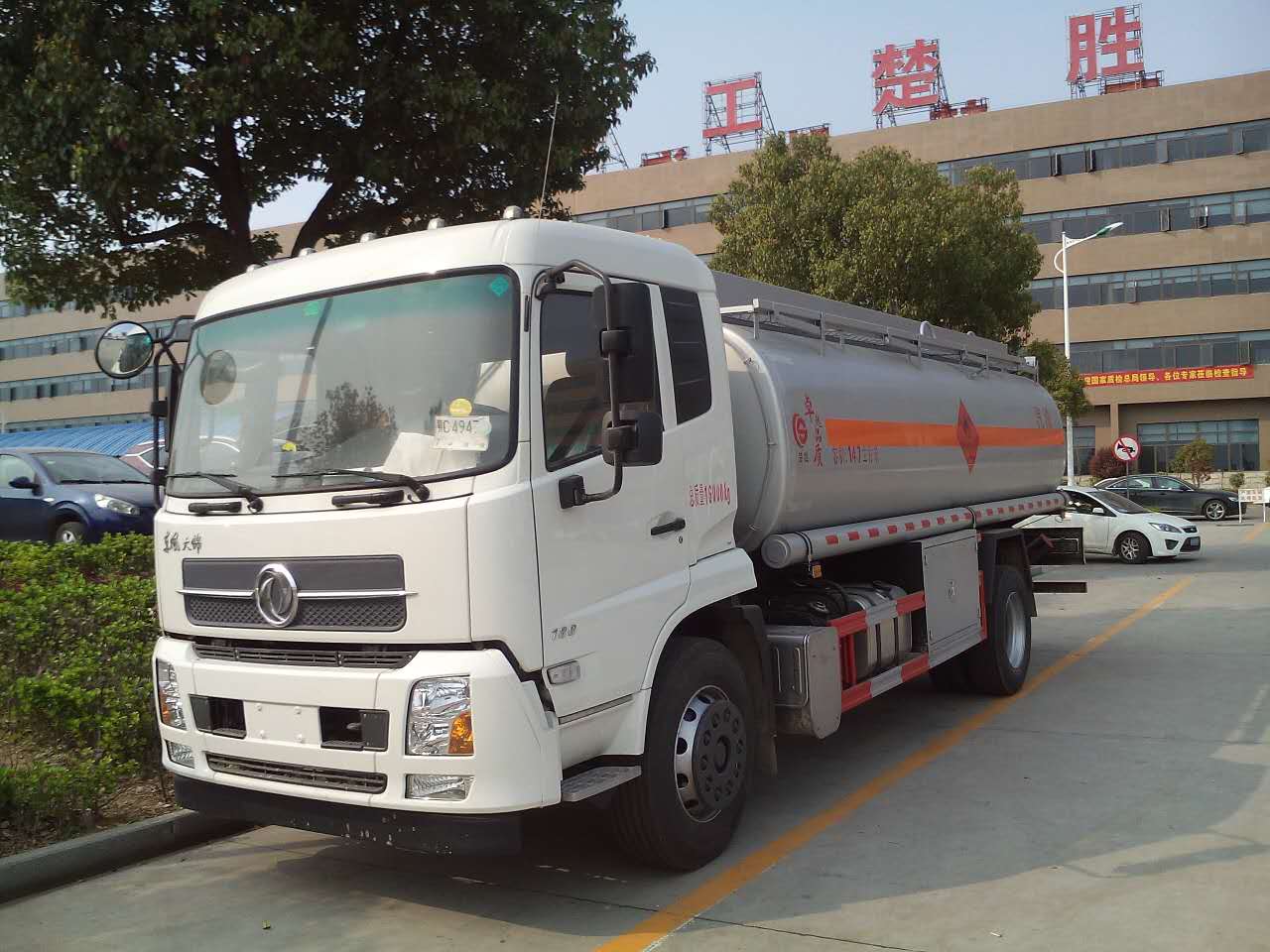 推荐怎样正确的选购油罐车,教你挑选小型油罐车价目表