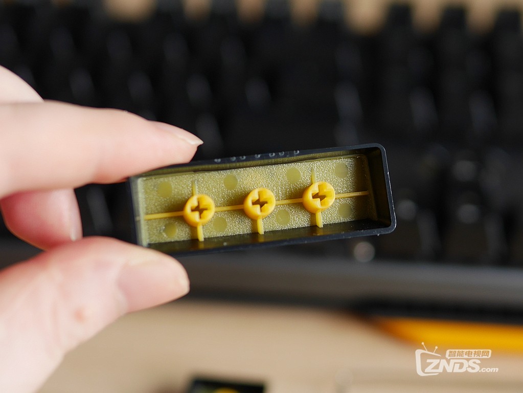 手感嘎嘣脆的佳隆达轴——贱驴619打滚87键青轴机械键盘体验