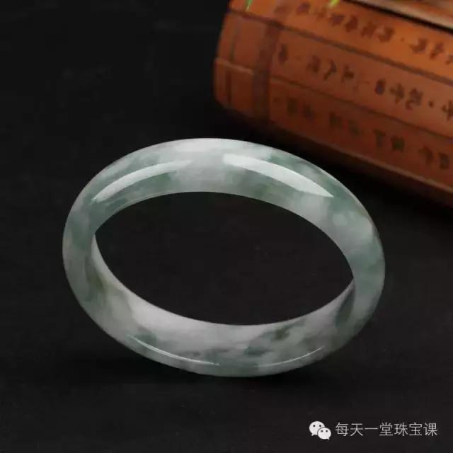 跟风买手串不如戴个手镯，既显气质又百搭！关键寓意好！