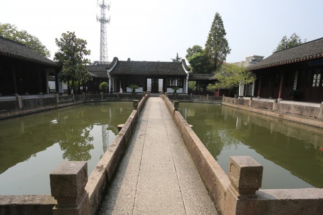 倚港结村落荻苇满溪生这里是荻港