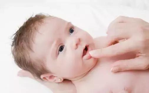 宝宝口腔溃疡一直不好怎么办,一周半宝宝长口腔溃疡怎么办