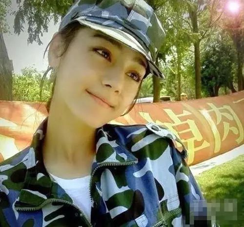 李易峰看赵丽颖的眼神假装不熟,看到李易峰和赵丽颖就精神抖擞