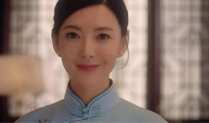 吃了一只大闸蟹的美女被新浪等各大媒体封为“螃蟹女神”