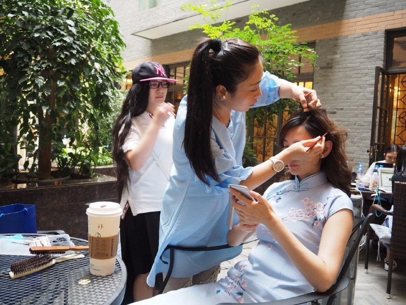 吃了一只大闸蟹的美女被新浪等各大媒体封为“螃蟹女神”