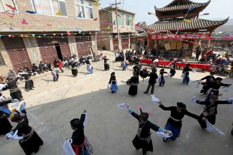 敲起铜鼓的舞蹈,敲起铜鼓舞蹈