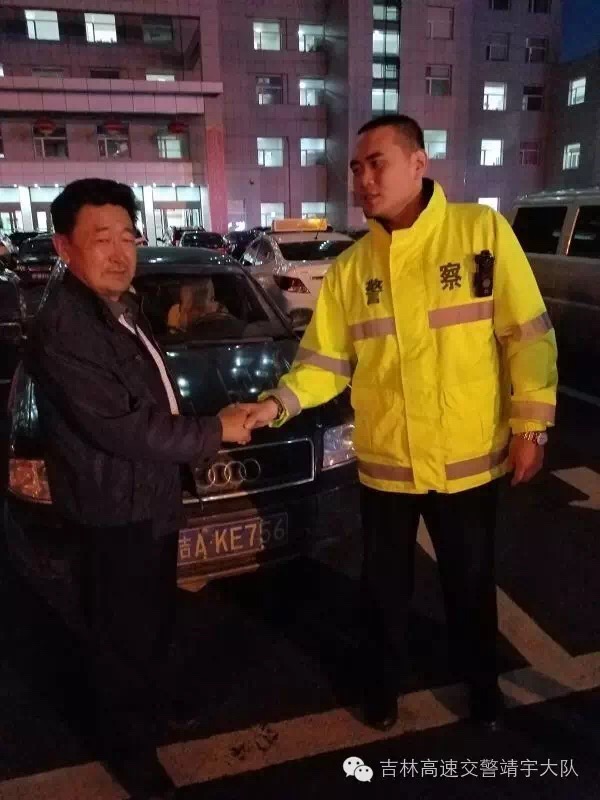 女子被蛇咬幸亏小伙及时救治,女子河边散步被蛇咬