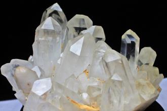 东海水晶哪个品种最好,白水晶和紫水晶哪个贵一些