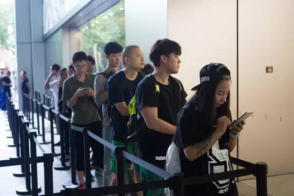 一台iPhone7可以看4次Bigbang，买10双Vans