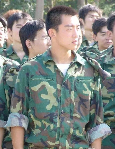 李易峰看赵丽颖的眼神假装不熟,看到李易峰和赵丽颖就精神抖擞