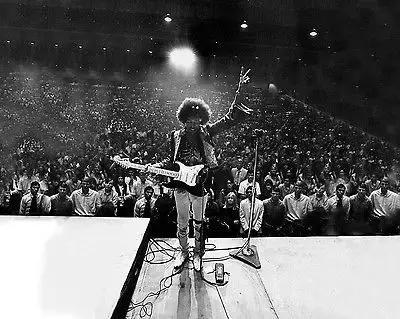 他是能唤醒吉他灵魂的传奇吉他手，46年前，他杀死了吉他和自己