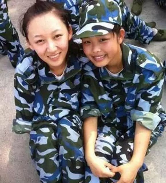 李易峰看赵丽颖的眼神假装不熟,看到李易峰和赵丽颖就精神抖擞