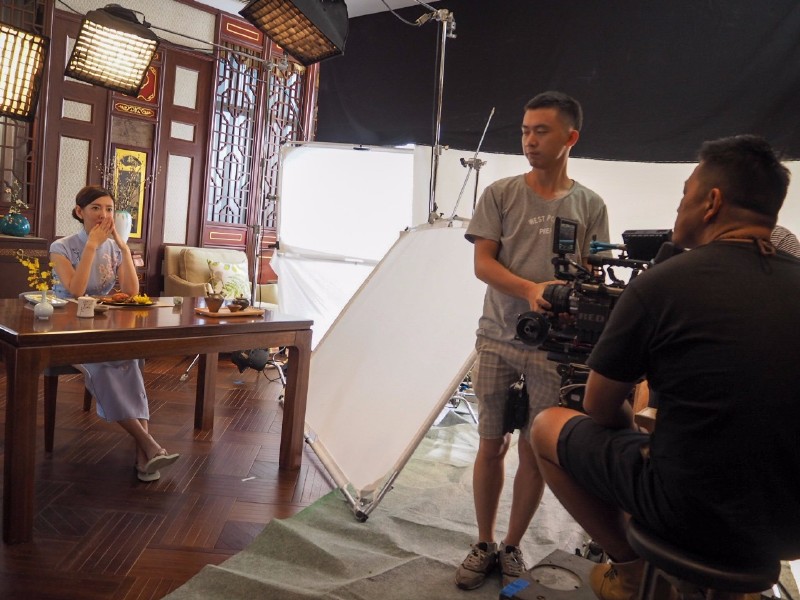 吃了一只大闸蟹的美女被新浪等各大媒体封为“螃蟹女神”