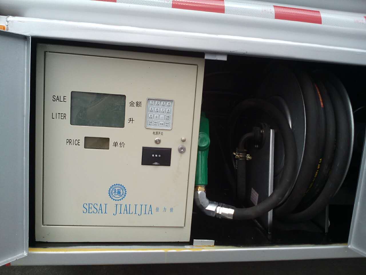 推荐怎样正确的选购油罐车,教你挑选小型油罐车价目表