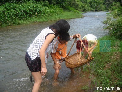 小时候捉鱼的正确方法,在农村捉鱼