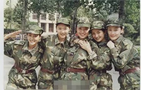 李易峰看赵丽颖的眼神假装不熟,看到李易峰和赵丽颖就精神抖擞