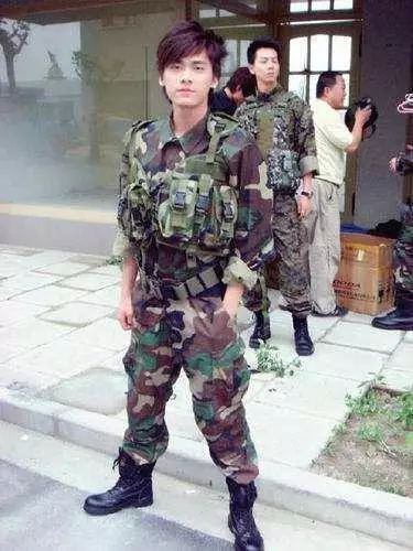 李易峰看赵丽颖的眼神假装不熟,看到李易峰和赵丽颖就精神抖擞