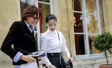 竟然有人夸大红雨衣配猪肠惊艳，别再绑着前男友炒作行吗