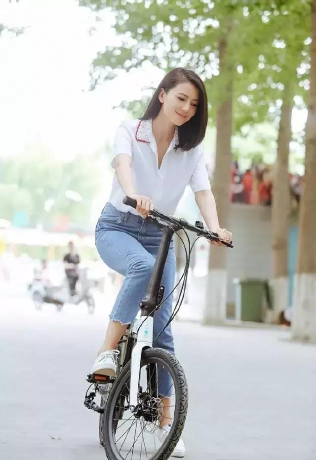 杨幂和李沁同穿开叉裙你怎么看,杨幂李沁穿搭图片