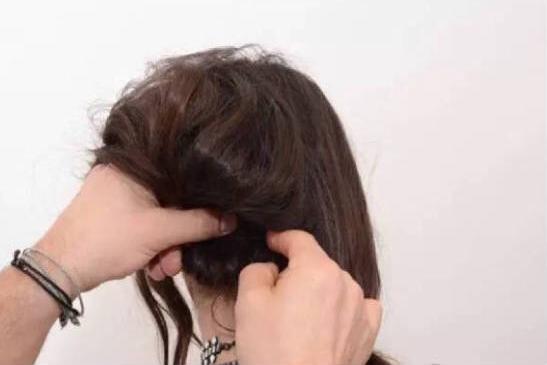 学生长发变短头发不用剪,长发不想剪变成短发小技巧