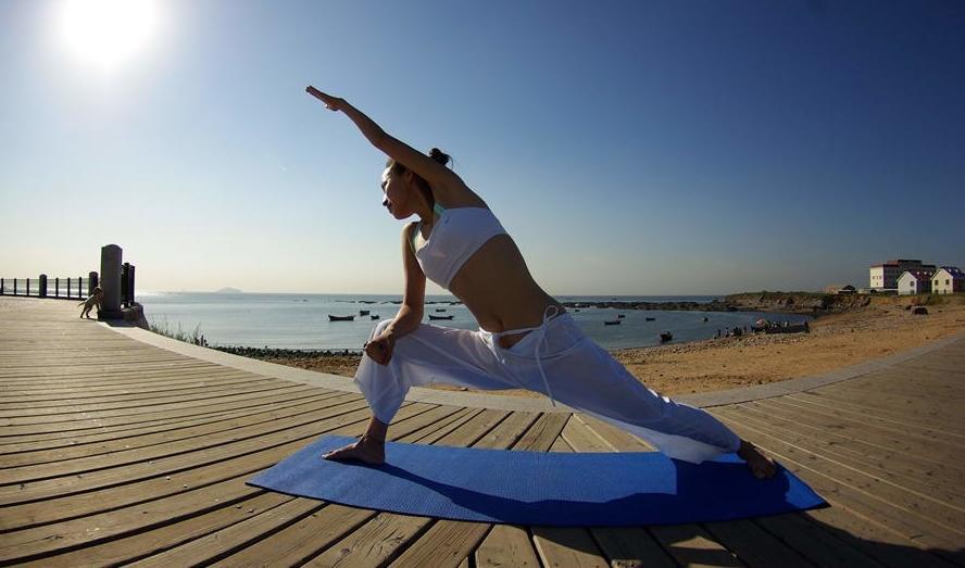 瑜伽基本运动视频,瑜伽和瑜珈有什么不一样