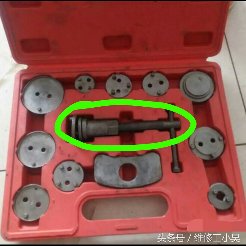 别克老凯越更换刹车片，怪不得车主说前轮刹车没有后轮的灵敏！