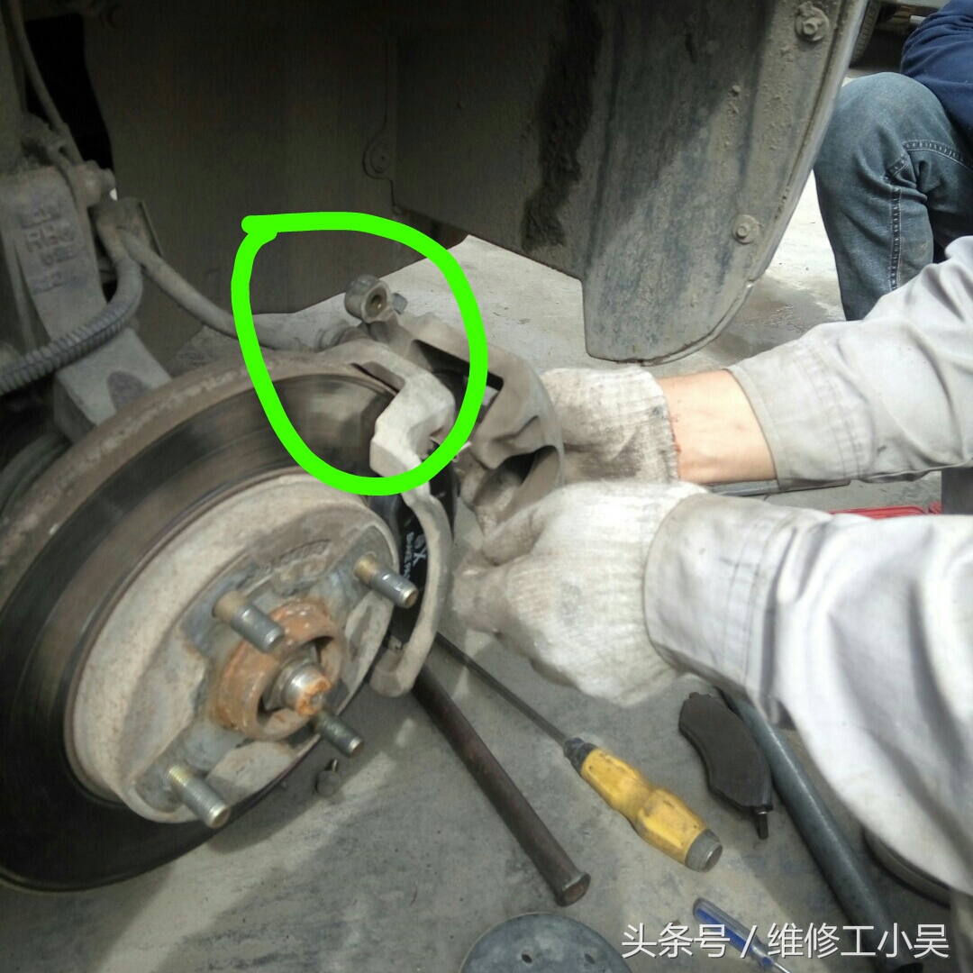 别克老凯越更换刹车片，怪不得车主说前轮刹车没有后轮的灵敏！