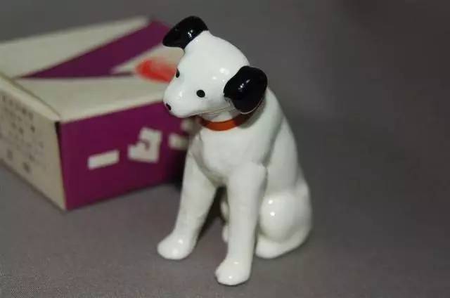 小狗尼帕Listen to His Masters Voice