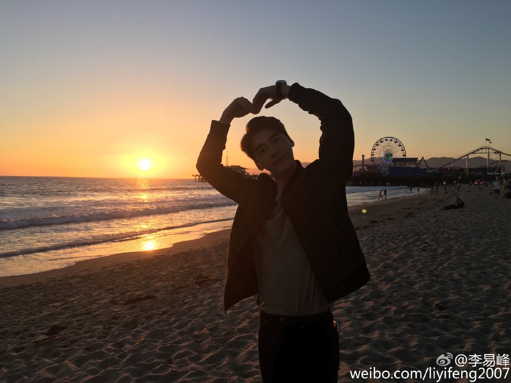 李易峰的日常照片图,李易峰年轻笑容超治愈