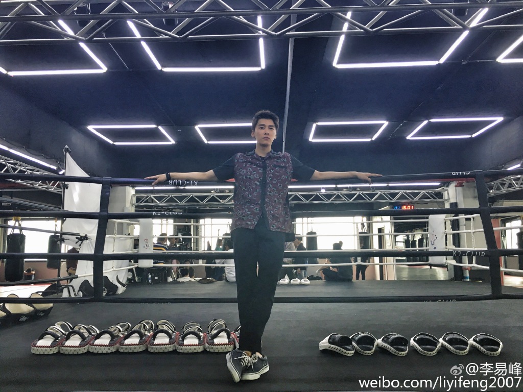 李易峰的日常照片图,李易峰年轻笑容超治愈