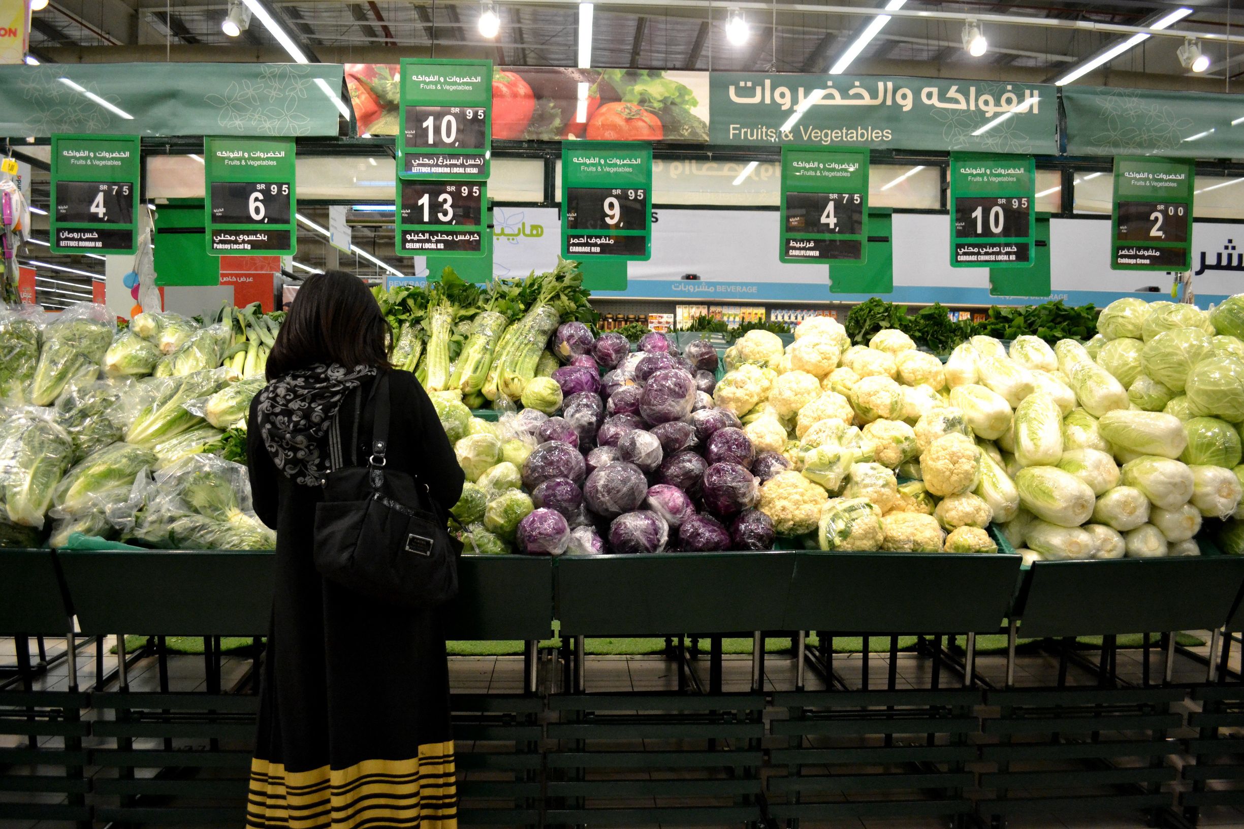 沙特阿拉伯的超市，最爱聘请男收银员