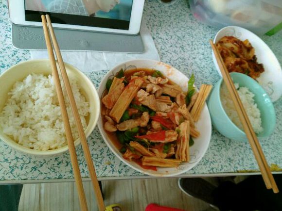 男朋友做饭难吃我特别生气怎么办,男朋友做饭很好吃什么体验