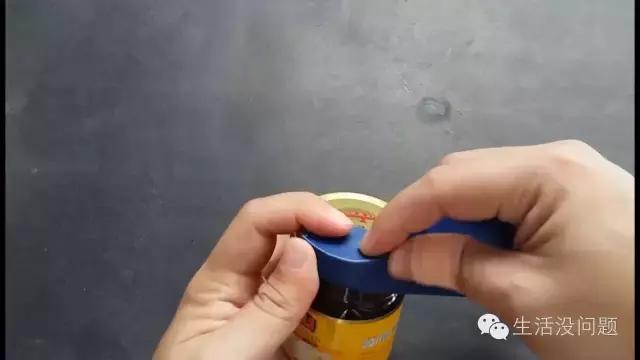 瓶盖太紧扭不开怎么办,加固胶黏在瓶盖上打不开怎么办