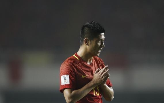 不胜反输成国庆第一堵！国足门将送礼叙利亚门将如演员卧草都太坑