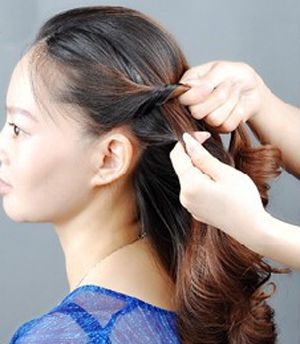 新娘韩式长发盘发发型慢动作教程,发型女2020流行发型盘发简单韩式