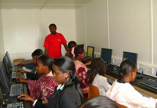 在非洲网吧，五六分钟才能打开一个网页