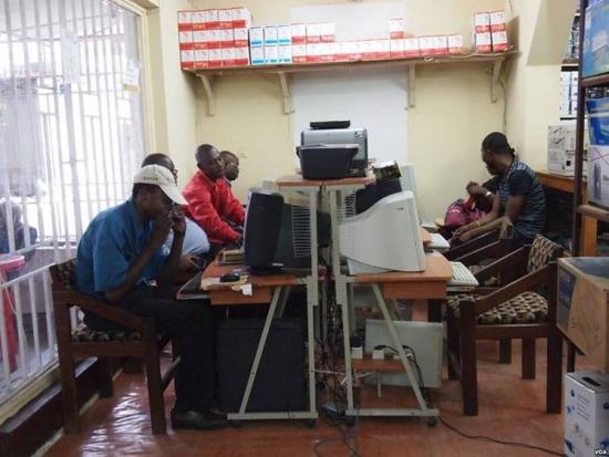 在非洲网吧，五六分钟才能打开一个网页