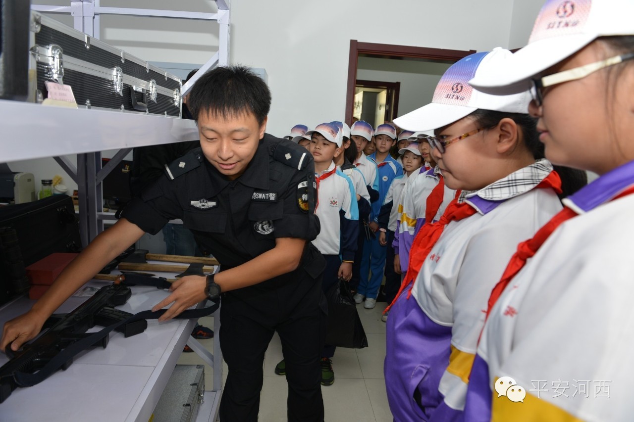 警营开放日小记者团进警营,小记者走进军营