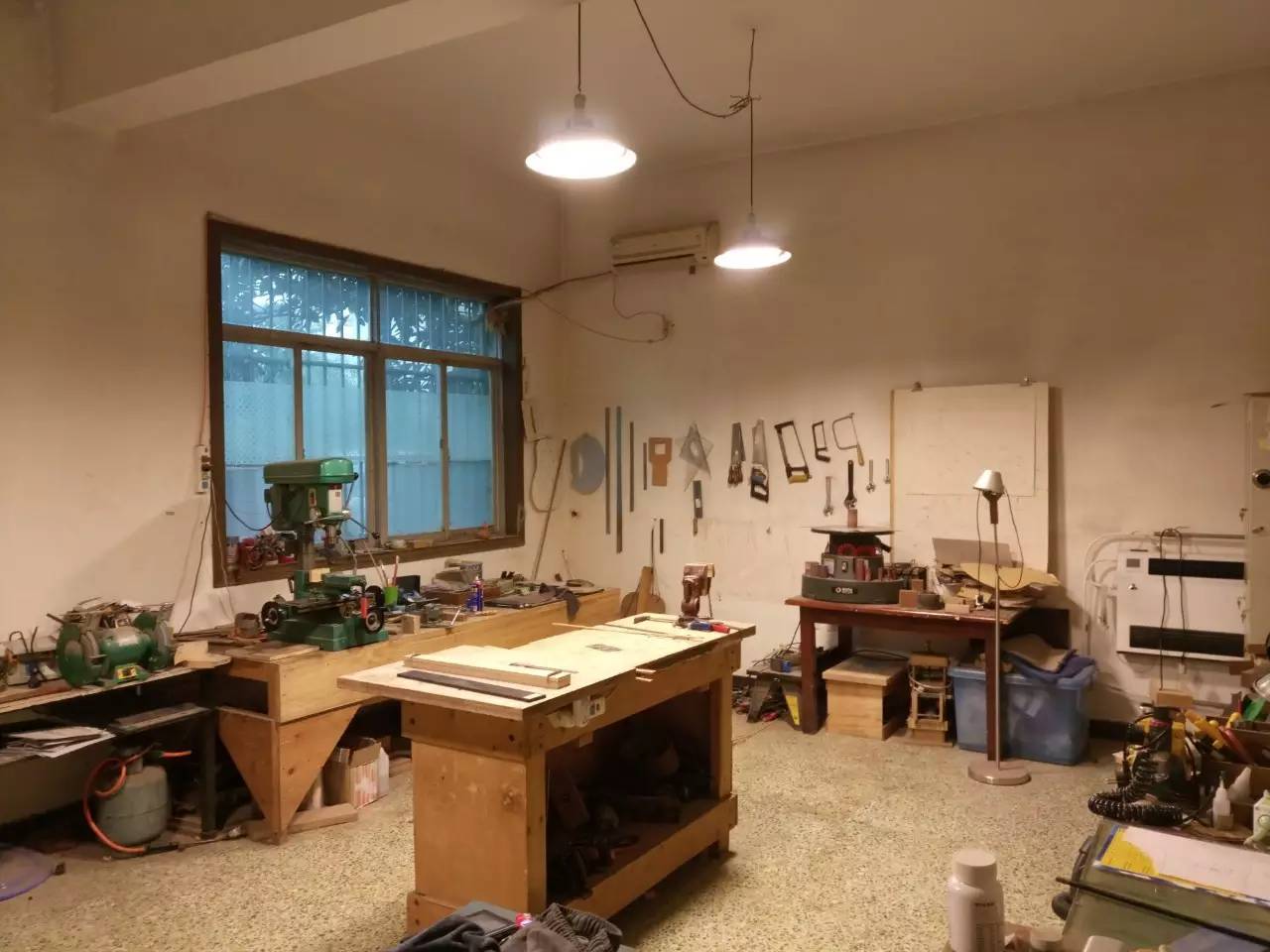 此地人|忘情指舞——大师级手工制琴师解小石