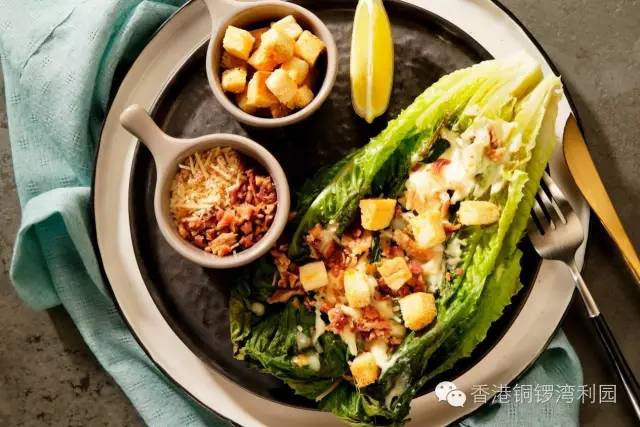 满记甜品在香港新开的旗舰店里卖起了意粉、披萨和烤玉米