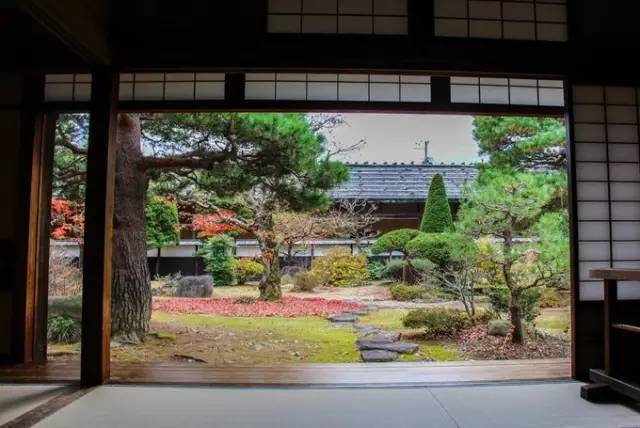 红叶堪比京都，温泉不输北海道的赏枫地，11-12月往返机票￥800+，不用担心人潮说走就走