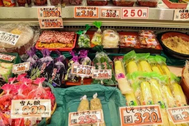 红叶堪比京都，温泉不输北海道的赏枫地，11-12月往返机票￥800+，不用担心人潮说走就走