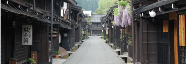 红叶堪比京都，温泉不输北海道的赏枫地，11-12月往返机票￥800+，不用担心人潮说走就走