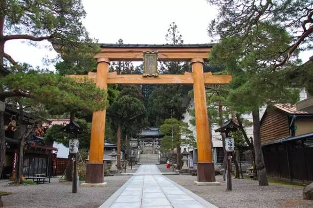 红叶堪比京都，温泉不输北海道的赏枫地，11-12月往返机票￥800+，不用担心人潮说走就走