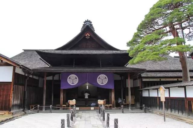 红叶堪比京都，温泉不输北海道的赏枫地，11-12月往返机票￥800+，不用担心人潮说走就走